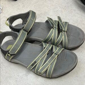 Teva Tirra Women outdoor Sandals, great for trails and hiking really good tread8